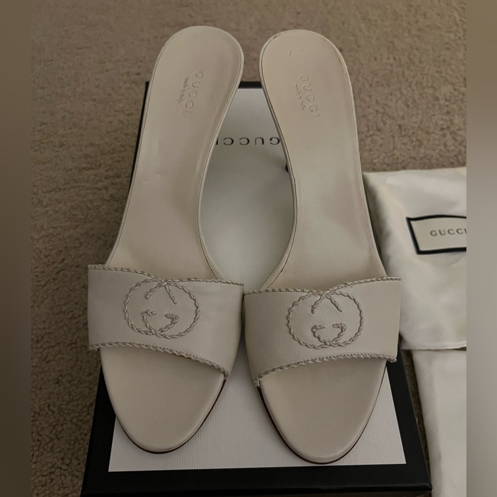 Brand new Vintage Gucci Women's Cream Mules with Logo Detail - Picture 2 of 7